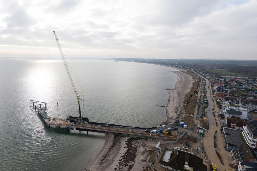 Working on water: LTM 1300-6.2 from Sönke Jordt erects pier